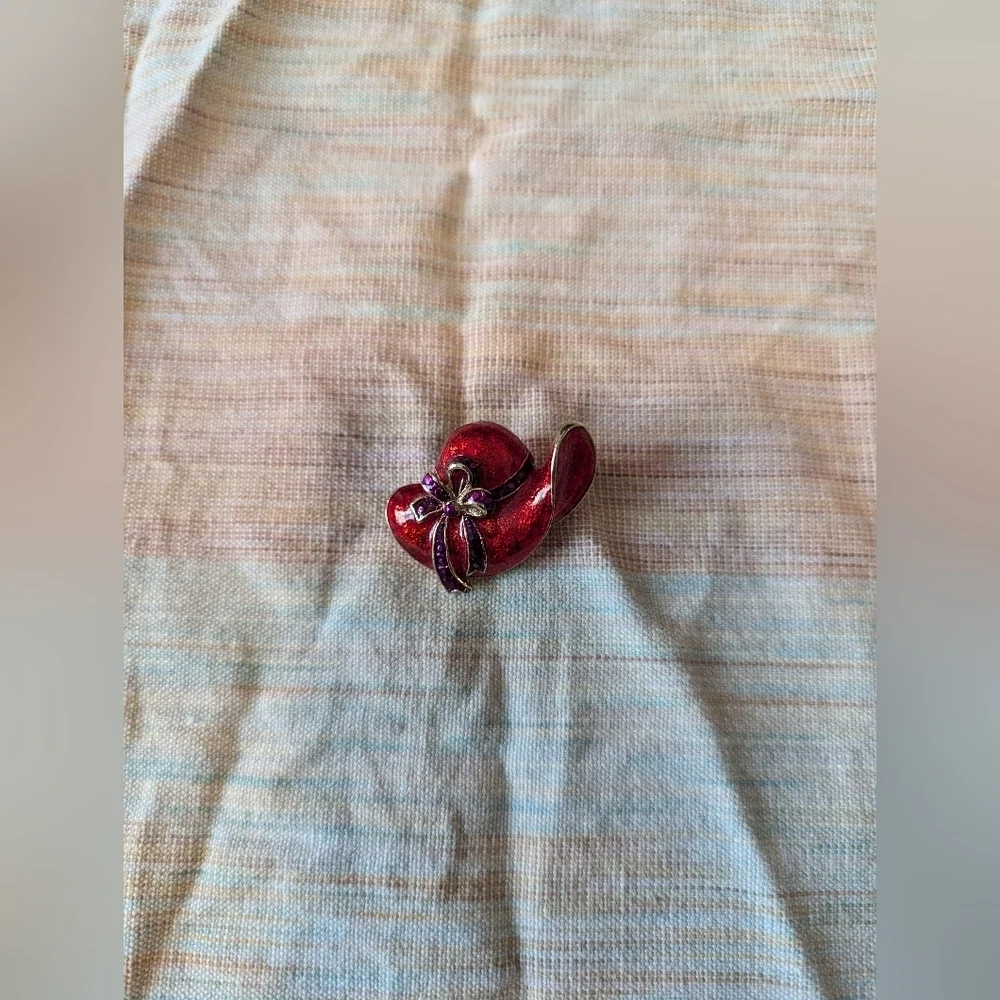 Vintage Red Hat Brooch: Add a Touch of Colorful Elegance to Your‎ Outfit